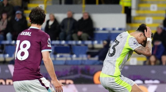 Man City bỏ lỡ khôngiít cơ hội.