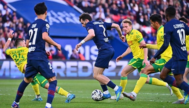 Kh giữa vòng vây hậu vệ Nantes.