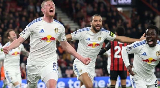 Leeds giành 1 điểm quý giá trước Burnley.