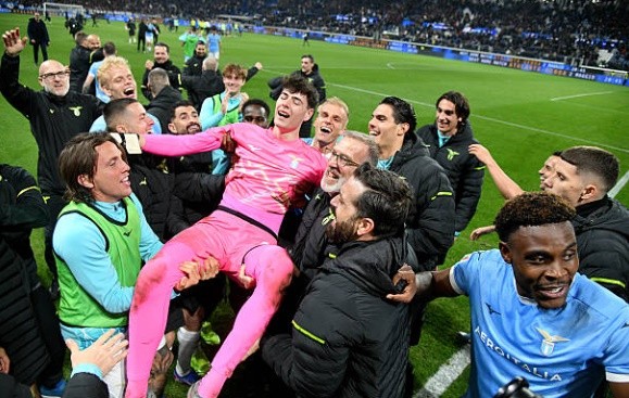 Motta hóa người hùng của Lazio.