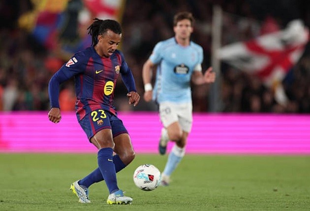 Jules Kounde (7.4): Dù khởi đầu có chút chật vật như thường thấy ở mùa này, hậu vệ người Pháp đã nhanh chóng bắt nhịp, chơi chắc chắn và cải thiện đáng kể phong độ trong phần còn lại của trận đấu.