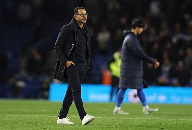 Rosenior rời Chelsea chỉ sau một thời gian ngắn.