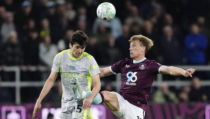 Abdukodir Khusanov (7,4): Kịp thời bám sát Flemming bằng một pha bứt tốc lùi về nhanh như chớp, cho thấy tốc độ đã giúp anh bù đắp lại những khoảnh khắc lỗi vị trí như thế nào.