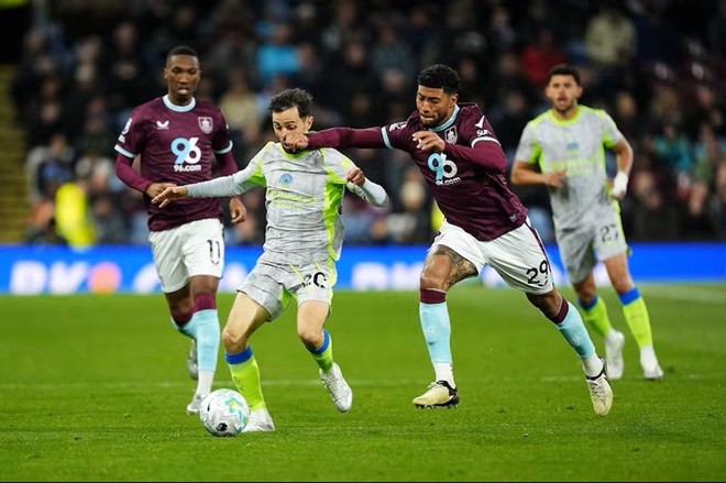 Bernardo Silva (7,3): Anh có mặt ở mọi điểm nóng trên mặt cỏ để làm bất cứ nhiệm vụ gì mà tình huống đòi hỏi.