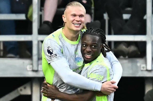 Man City có chiến thắng quan trọng trước Burnley để leo lên vị trí đầu bảng.