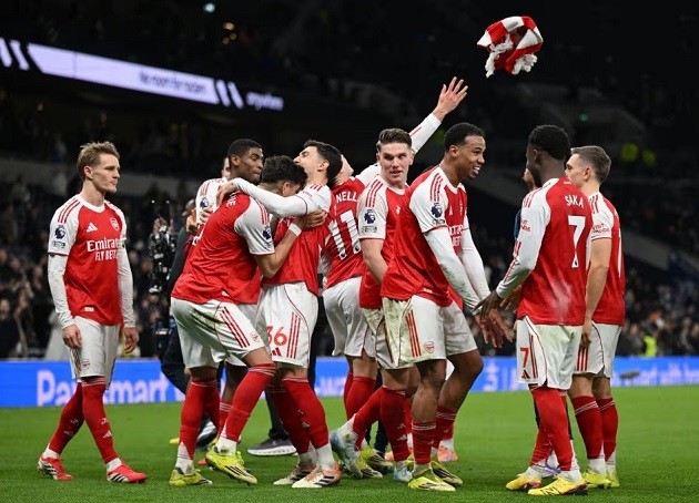Arsenal vẫn sở hữu một lịch thi đấu thuận lợi hơn Man City.
