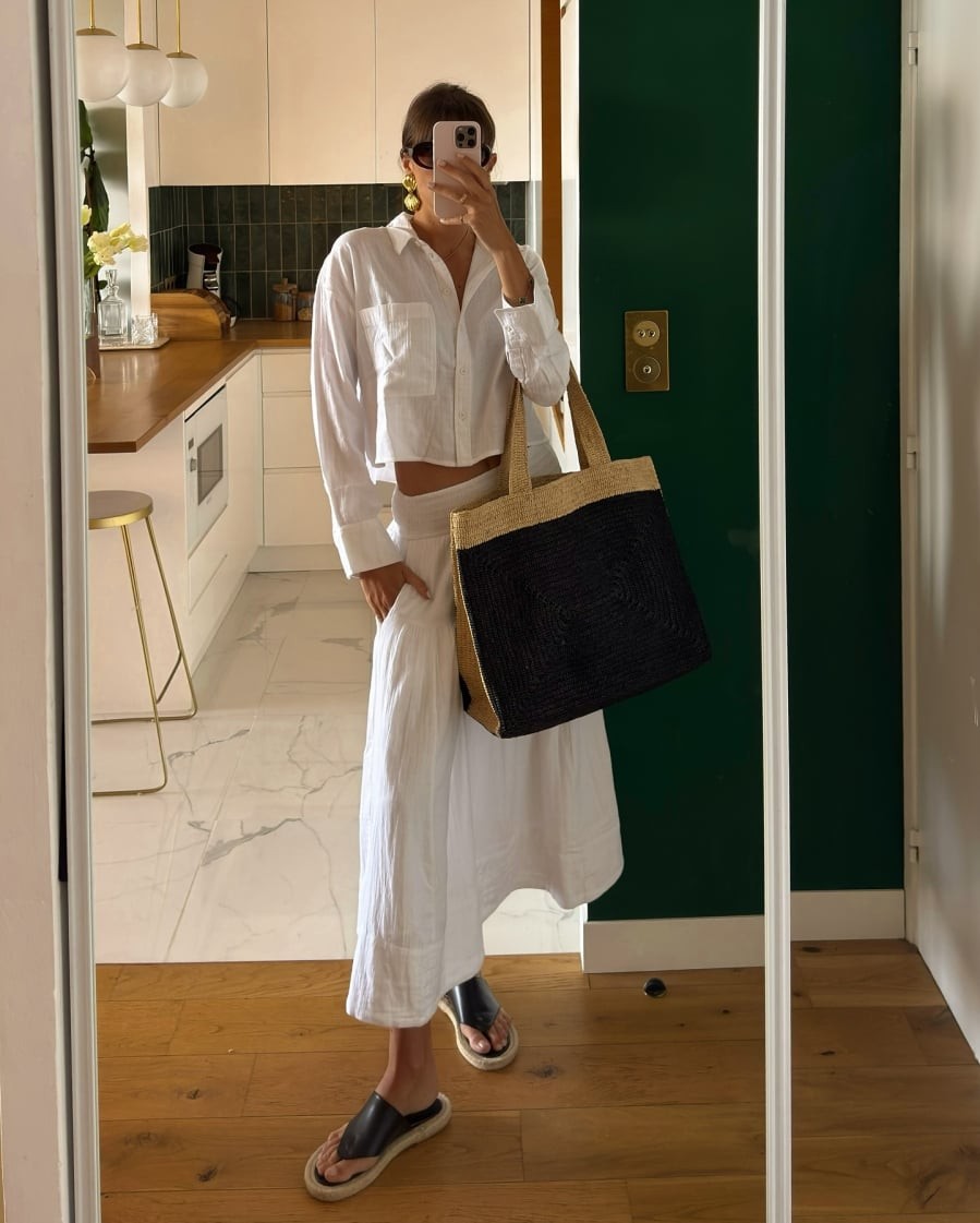 Thiết kế này giúp tổng thể trang phục trở nên sáng sủa hơn, đồng thời mang lại cảm giác thoải mái về thị giác trong những ngày nắng nóng.