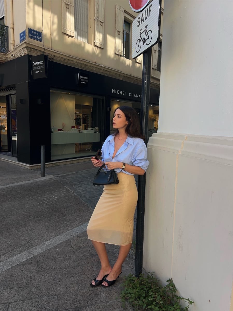 Nếu cần một thiết kế đại diện cho tinh thần tối giản của thời trang Pháp, chân váy suông là lựa chọn tiêu biểu.