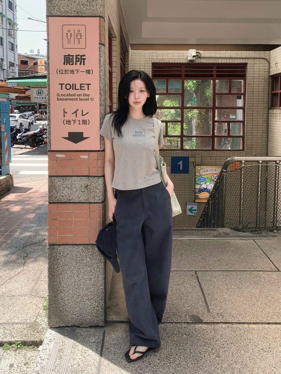 Từ quần short trẻ trung, quần jeans năng động đến chân váy nữ tính, áo thun đều có thể kết hợp một cách dễ dàng.