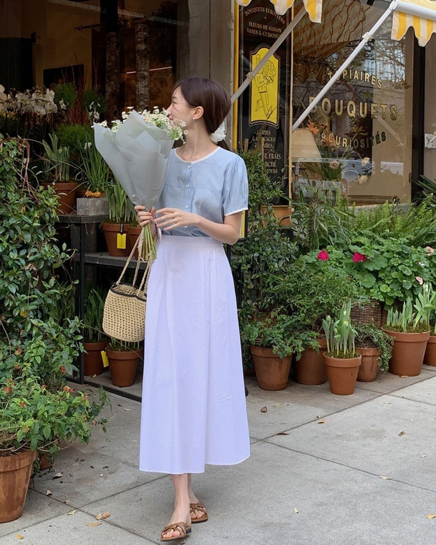 Những thiết kế blouse với chất liệu nhẹ như voan, lụa hay cotton mỏng giúp tổng thể trở nên bay bổng hơn. 