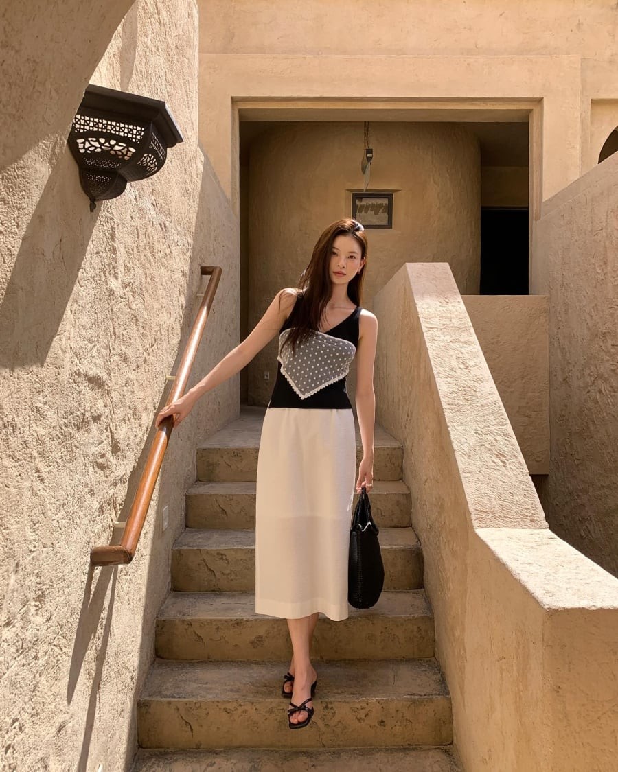 Áo hai dây chất liệu lụa mang lại cảm giác mềm mại, trong khi các thiết kế dáng ôm lại giúp tăng sự năng động. 