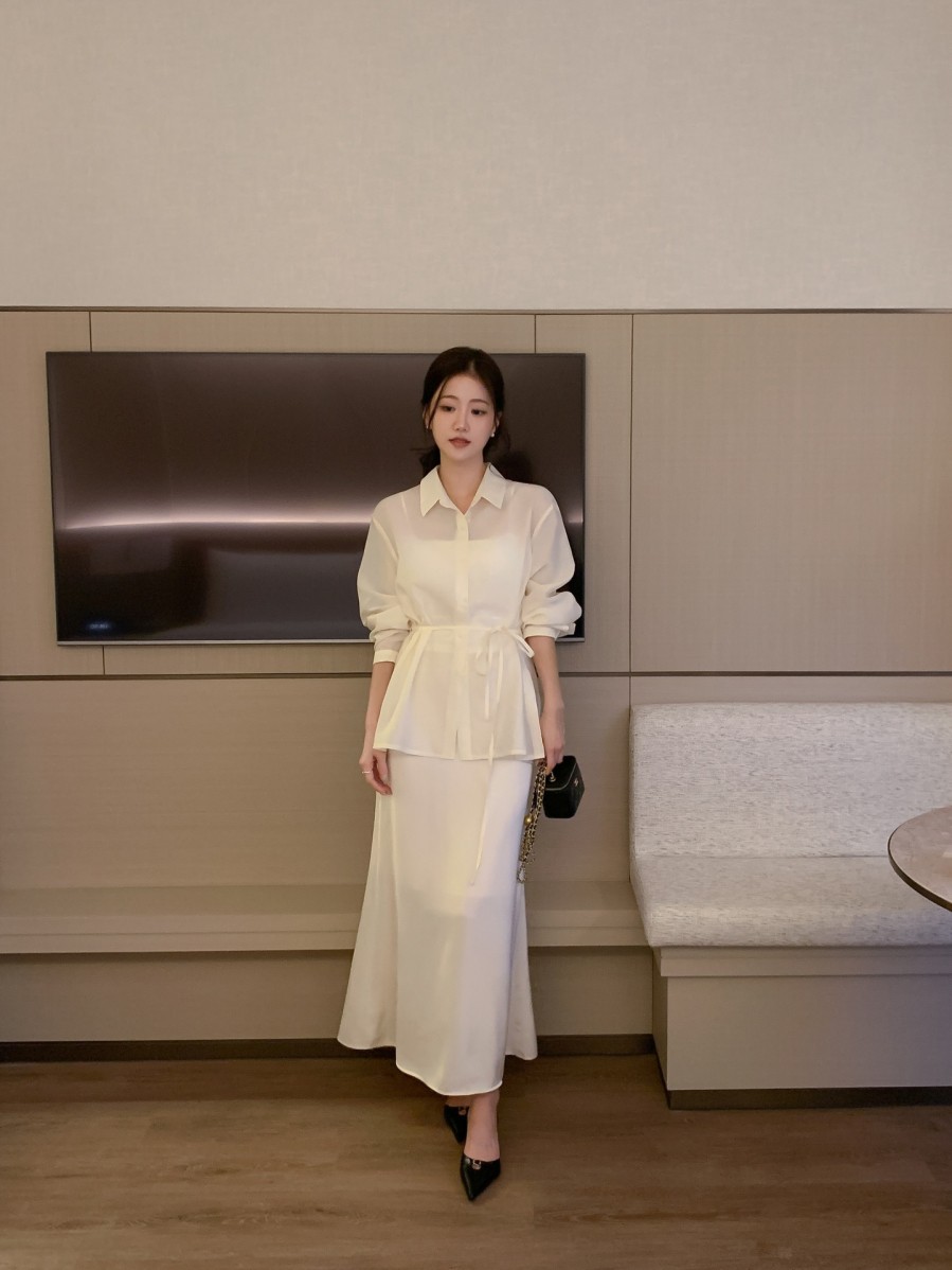  Sự kết hợp giữa chất liệu cũng đóng vai trò quan trọng, từ lụa mang đến vẻ sang trọng đến linen tạo cảm giác thoải mái.