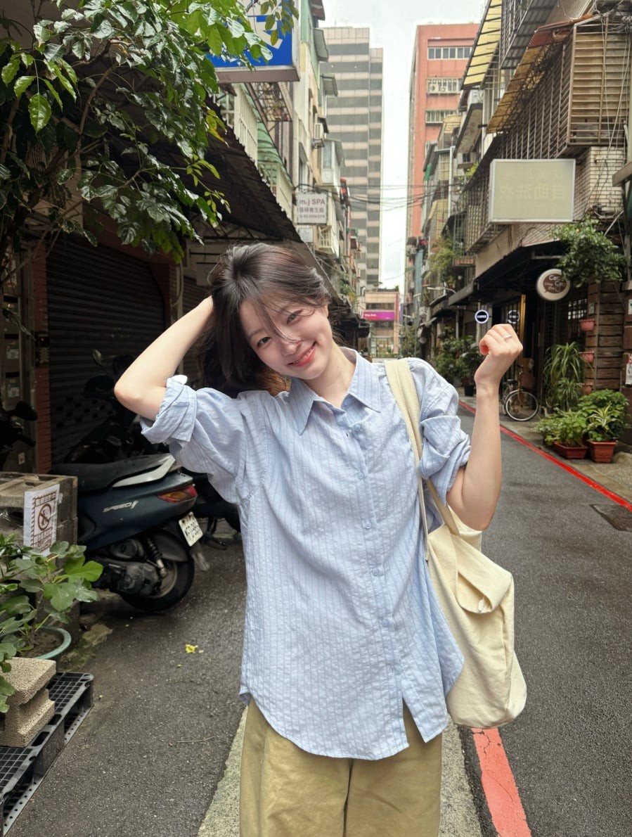 Với thiết kế rộng rãi, kiểu áo này mang lại sự thoải mái tối đa nhưng vẫn giữ được vẻ ngoài hiện đại và thời trang.