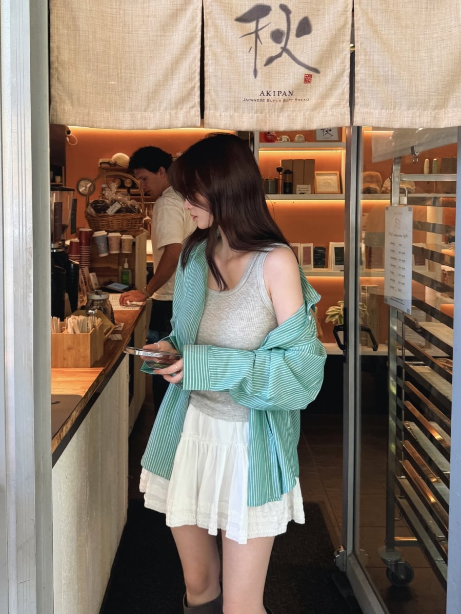 Kiểu áo này giúp cơ thể thông thoáng, tạo sự thoải mái trong suốt quá trình di chuyển và hoạt động ngoài trời.