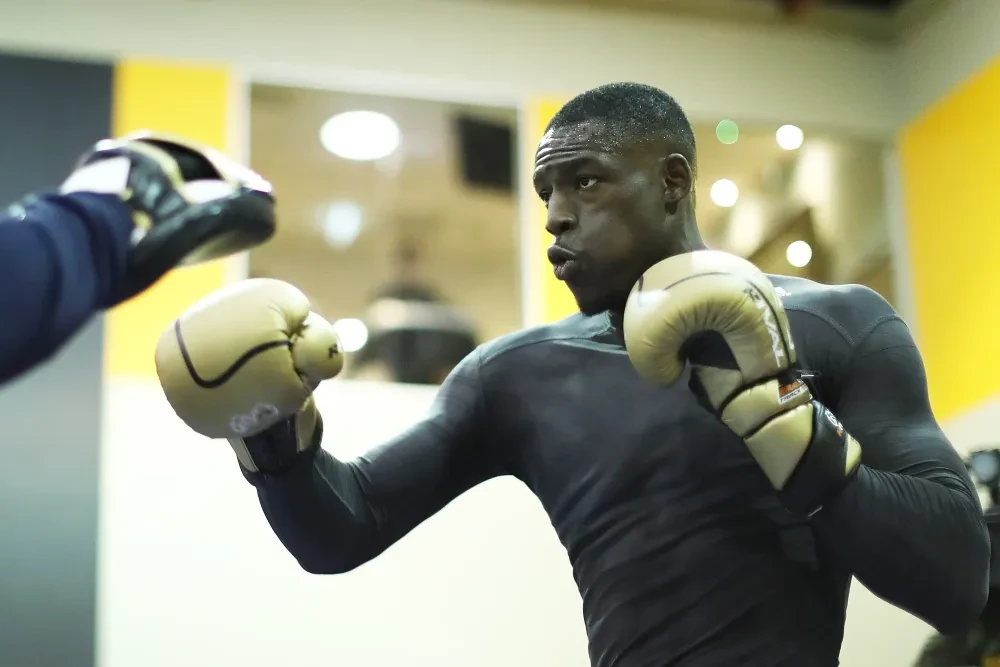 Richard Riakporhe tập luyện với truyền thông