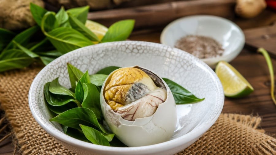 Trứng lộn giàu dinh dưỡng nhưng nên hạn chế ăn