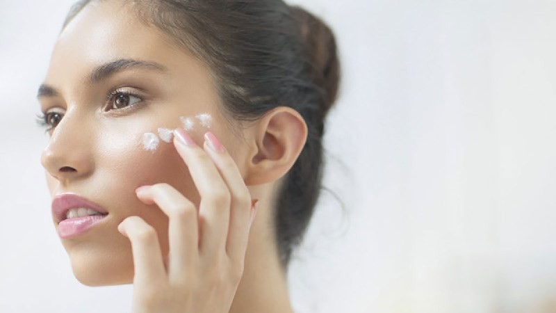 Sữa chua không đường là nguồn cung cấp axit lactic – một dạng AHA tự nhiên giúp loại bỏ lớp tế bào chết trên bề mặt.