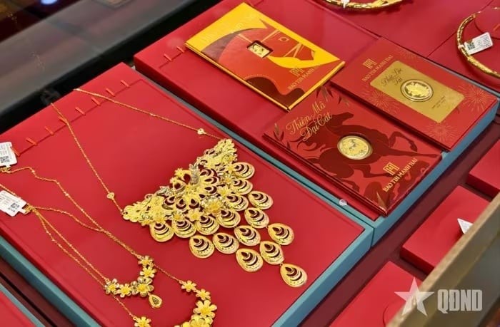 Diễn biến tương tự vàng miếng, giá vàng nhẫn cũng quay đầu đi xuống, mất khoảng 700.000 – 800.000 đồng/lượng tùy thương hiệu.