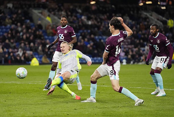 Manchester City phung phí cơ hội ở trận đấu với Burnley.