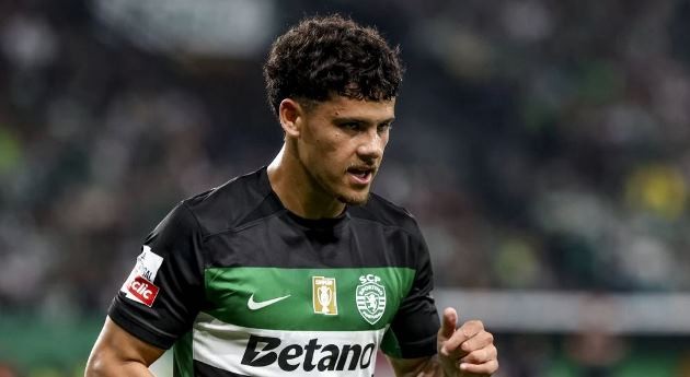 Maximiliano Araujo rơi vào tầm ngắm Quỷ đỏ.