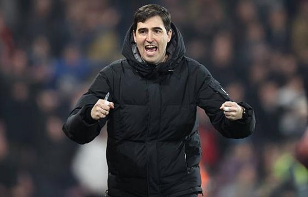 Andoni Iraola nằm trong tầm ngắm của cả Manchester United và Chelsea.