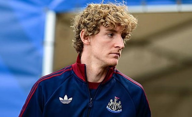 Anthony Gordon không thể ra sân ở trận đấu với Arsenal.