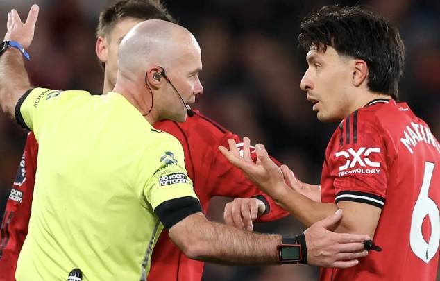 Án treo giò Martinez là tổn thất lớn với MU. 