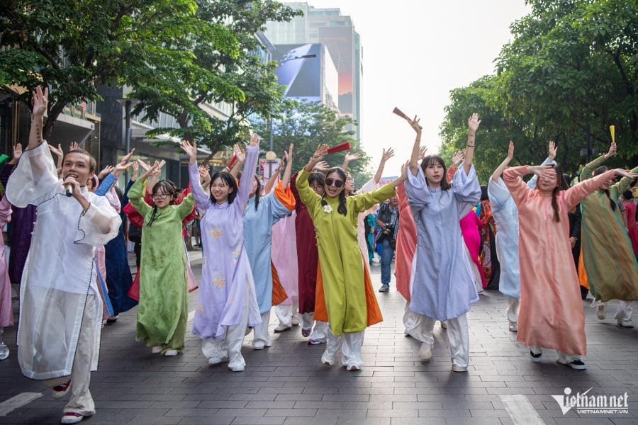 Trong ngày này, người dân cũng có thể được miễn hoặc giảm phí, lệ phí khi tham quan các cơ sở văn hóa, thể thao công lập theo quyết định của cơ quan nhà nước có thẩm quyền.