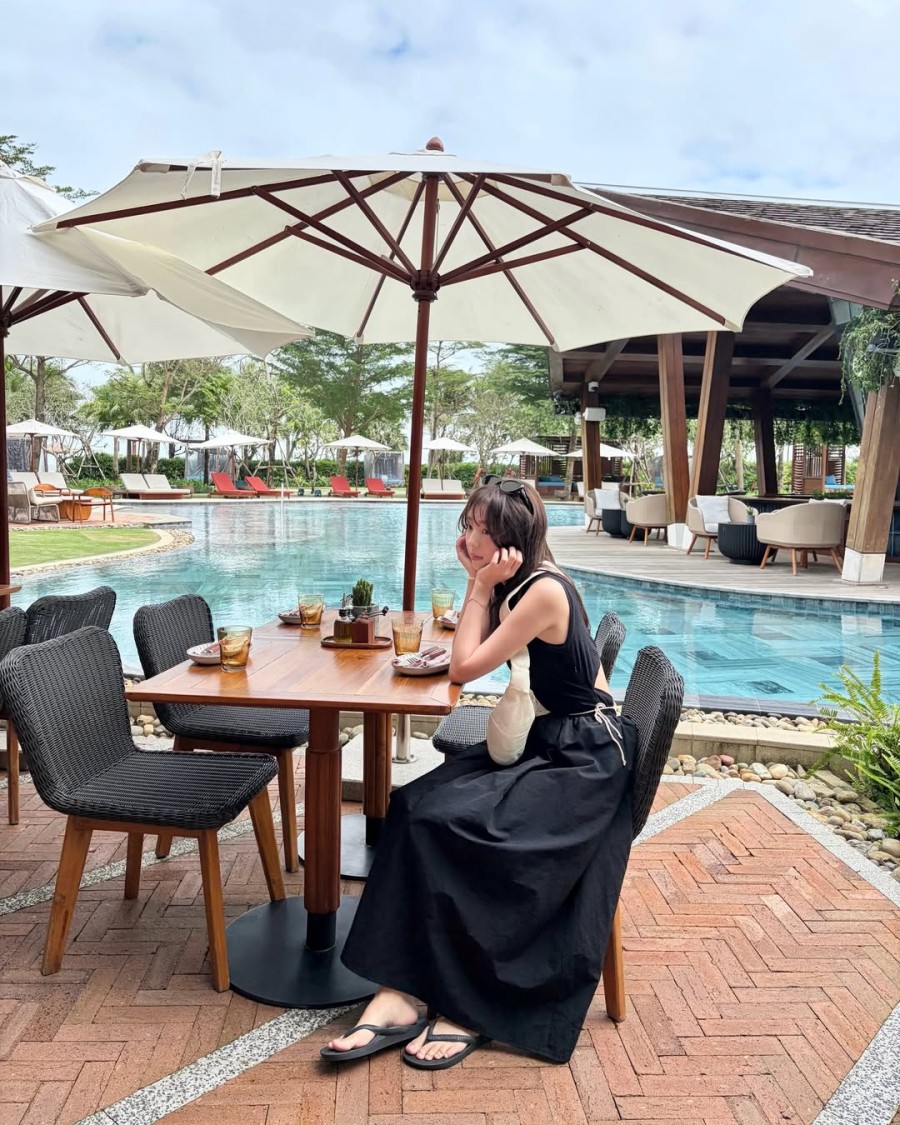 Đi cùng dép xỏ ngón, tổng thể trở nên thoải mái hơn mà không làm mất đi sự cân đối.