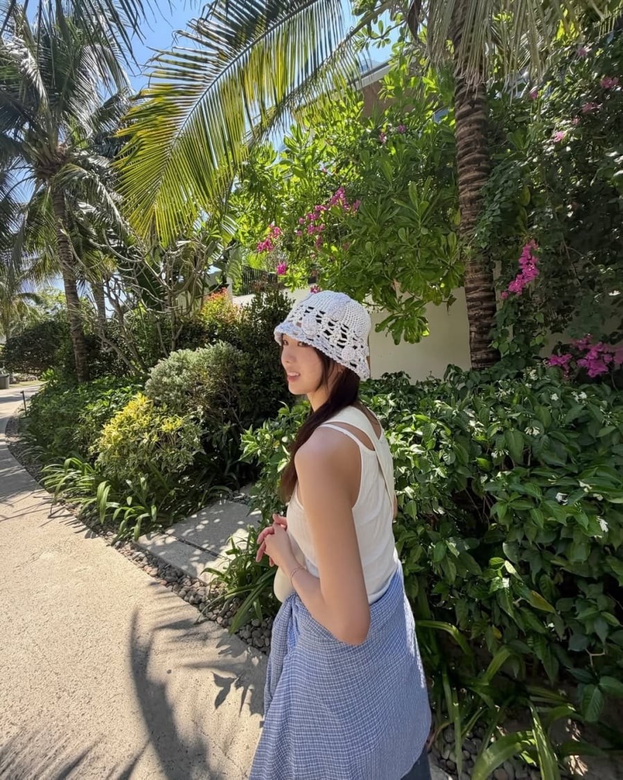  Việc kết hợp thêm sneaker, mũ và túi đeo chéo giúp tổng thể hoàn thiện hơn, tạo điểm nhấn mà không gây rối mắt.