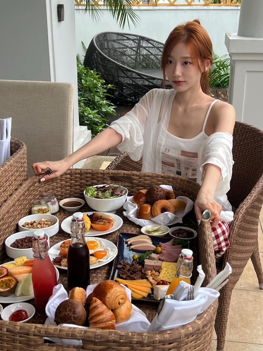 Cách layering nhẹ này giúp trang phục có chiều sâu hơn mà vẫn đảm bảo sự thoáng mát trong thời tiết mùa hè.