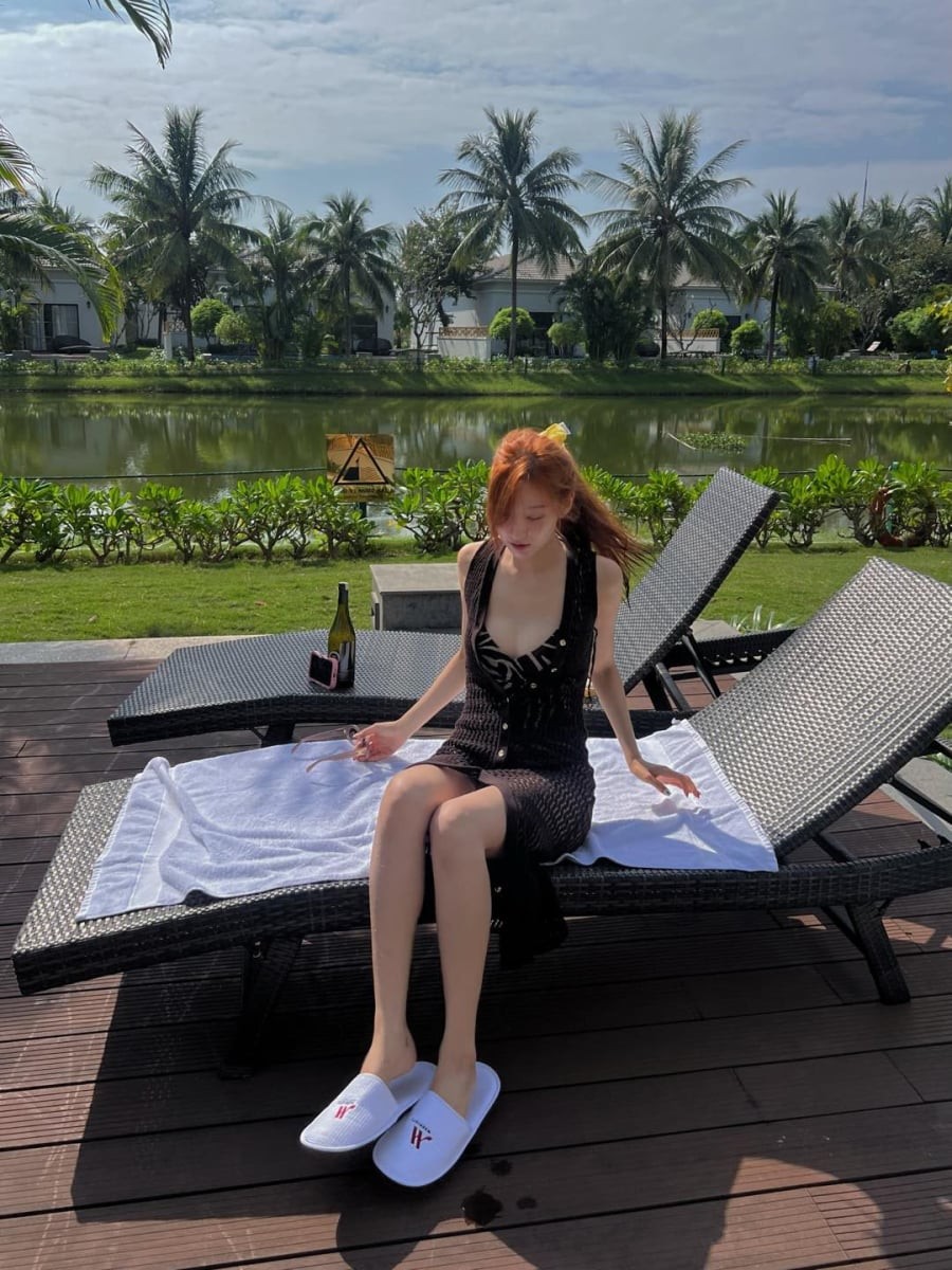 Trong chuyến đi Đà Nẵng, Jeong Ye In ưu tiên những thiết kế thoải mái nhưng vẫn đảm bảo tính thời trang. 