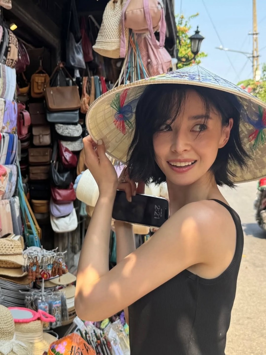 Set đồ không có quá nhiều chi tiết nhưng vẫn tạo điểm nhấn nhờ phom dáng tôn cơ thể và màu sắc hài hòa với không gian phố cổ.