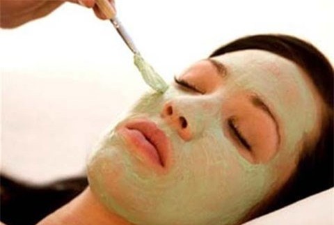 Không chỉ dừng lại ở đó, lượng nước dồi dào trong bí đao còn góp phần duy trì độ ẩm tự nhiên, giúp da trông mềm mại và hạn chế tình trạng khô ráp. 