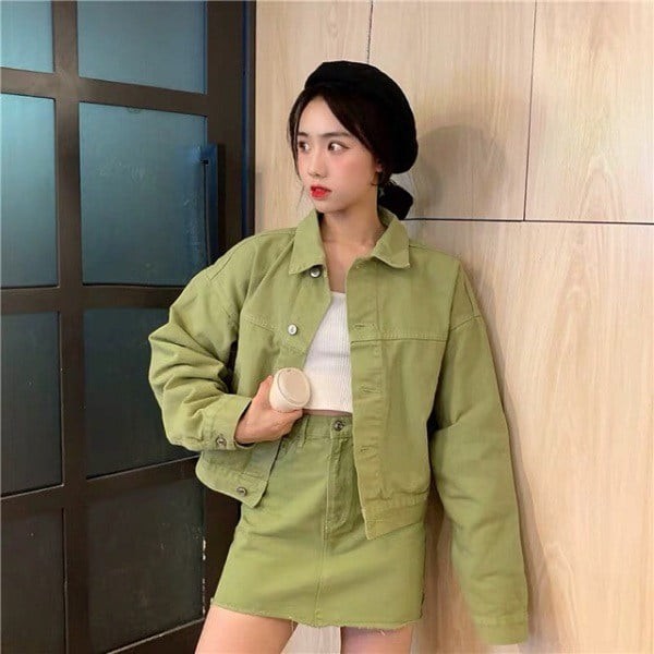 Sắc xanh này không quá chói như các tông neon, nhưng vẫn đủ nổi bật để tạo ấn tượng.