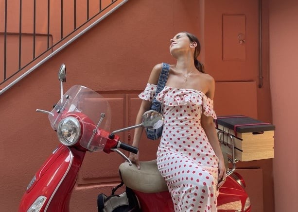 Các họa tiết như sọc, hoa nhỏ hay chấm bi thường xuất hiện trong phong cách này, giúp tăng thêm sự sinh động.