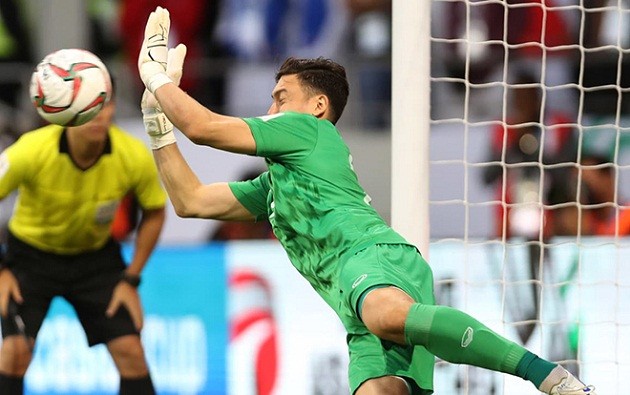 Trịnh Xuân Hoàng bắt pen khí phách, không thua nhà vô địch World Cup - Bóng Đá