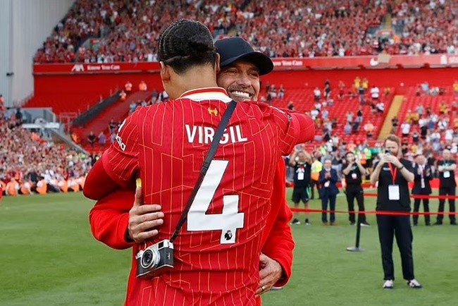 Virgil van Dijk và Trent Alexander-Arnold bật khóc - Bóng Đá