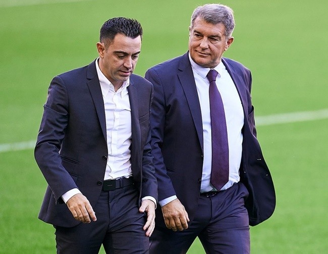 Joan Laporta tổ chức tiệc ăn mừng sau khi Xavi Hernandez chọn ở lại Barcelona - Bóng Đá