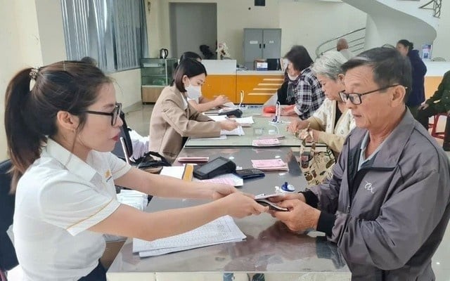 Theo đó, Bộ Nội vụ thống nhất rút gọn còn một phương án duy nhất là tăng 8% trên mức lương hưu, trợ cấp BHXH và trợ cấp hằng tháng của người đang hưởng tại thời điểm tháng 6/2026. 
