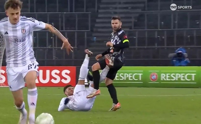 Toàn cảnh Chamberlain thẻ đỏ - Bóng Đá