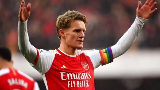 Jurgen Klopp đánh dấu lời chia tay Liverpool của mình bằng cách nhảy trên sân khấu - Bóng Đá