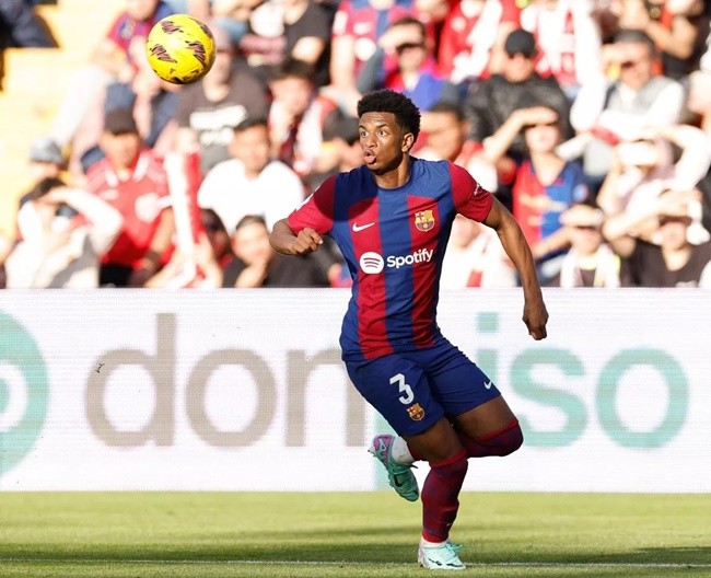 Chelsea are reportedly showing an interest in the potential transfer of Barcelona left-back Alejandro Balde - Bóng Đá