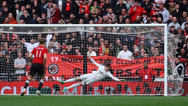 Hojlund chưng hửng vì các đồng đội - Bóng Đá