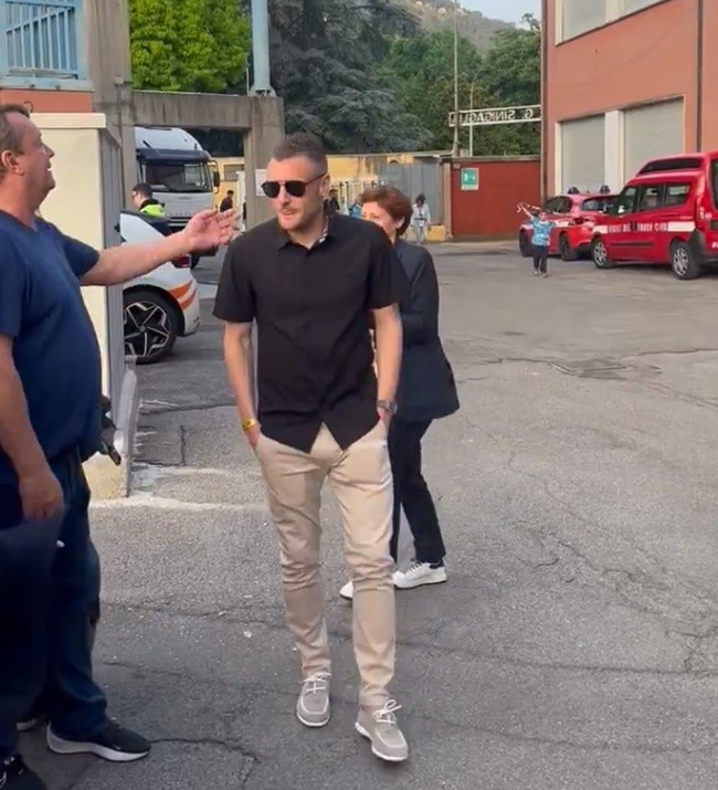 Incredible moment Premier League legend discovers minnows have been promoted to Serie A - Bóng Đá