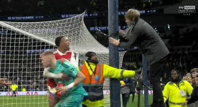 Cảnh sát trận Spurs - Arsenal - Bóng Đá