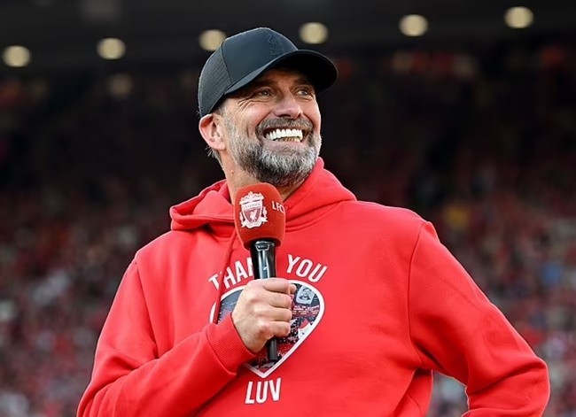 Jurgen Klopp đánh dấu lời chia tay Liverpool của mình bằng cách nhảy trên sân khấu - Bóng Đá