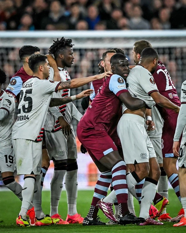 West Ham vs Bayer Leverkusen descends into chaos with huge brawls on pitch and touchline with COACH sent off - Bóng Đá