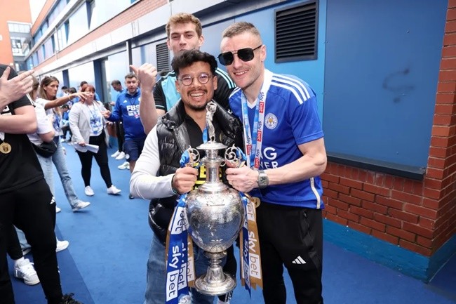 Jamie and Rebekah Vardy lead Leicester celebrations - Bóng Đá