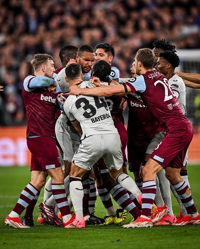 West Ham vs Bayer Leverkusen descends into chaos with huge brawls on pitch and touchline with COACH sent off - Bóng Đá